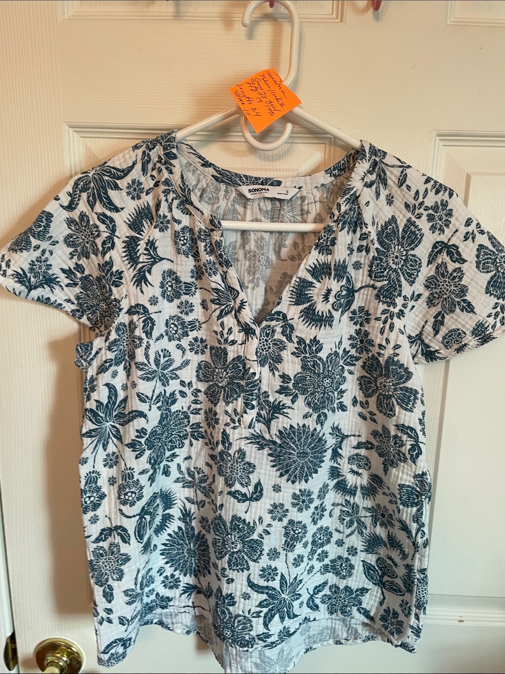 Sonoma Short Sleeve Floral V-Neck Top in Blue and White